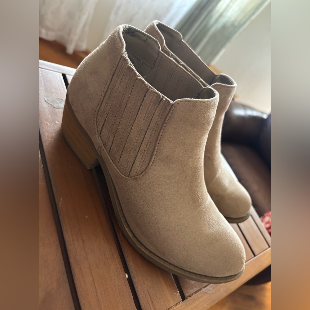 Woman’s Maurice’s Tan booties size 9.5